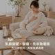 哺乳期媽媽輕扶乳房，示意乳房硬塊與脹痛不適