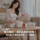 媽媽在桌前使用吸乳器，桌上擺有集乳瓶與吸乳器配件