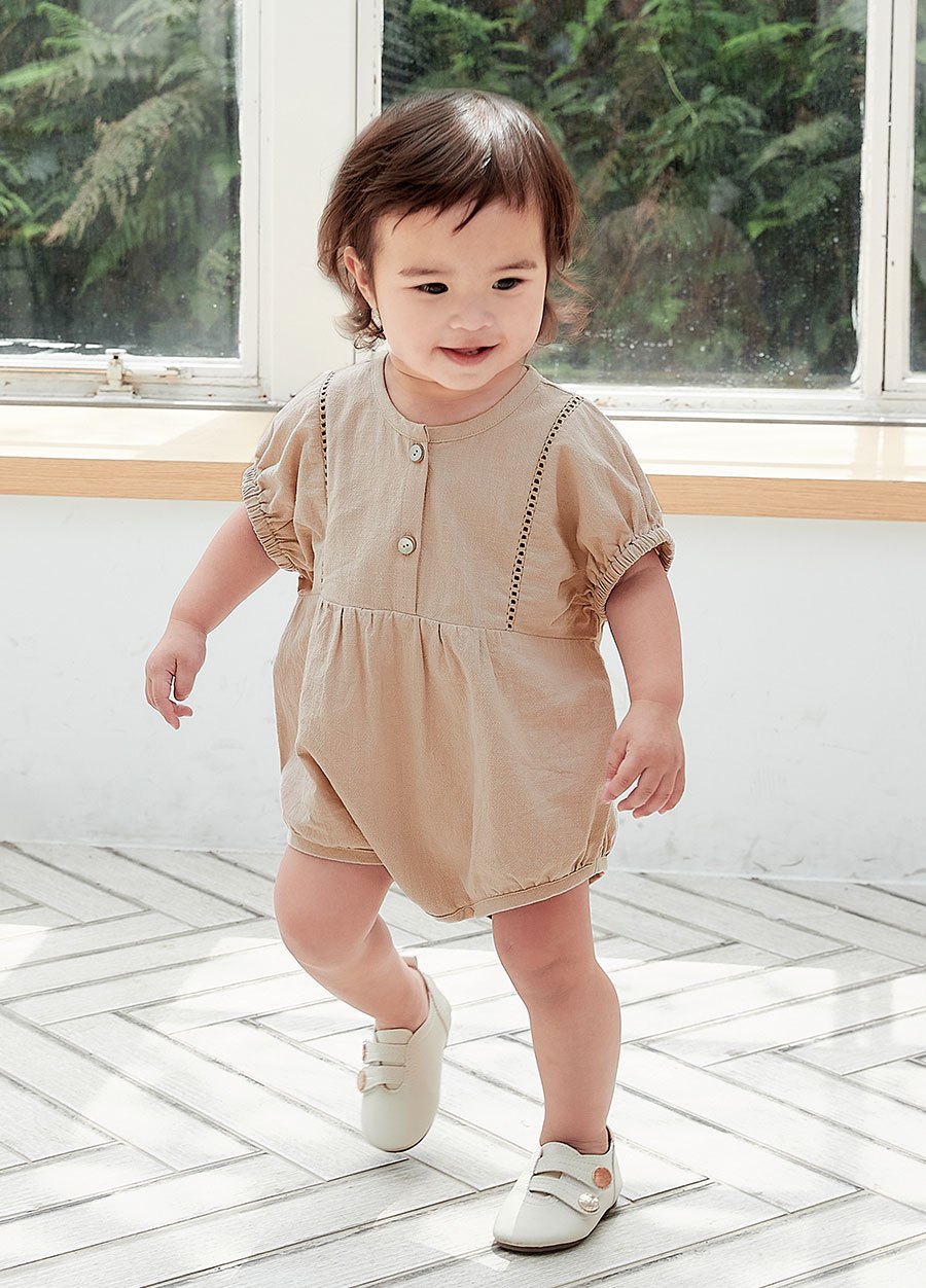 BABY蕾絲拼接泡泡連身衣