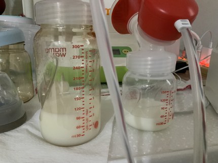 媽媽餵電動吸乳器 媽媽餵電動吸乳器
