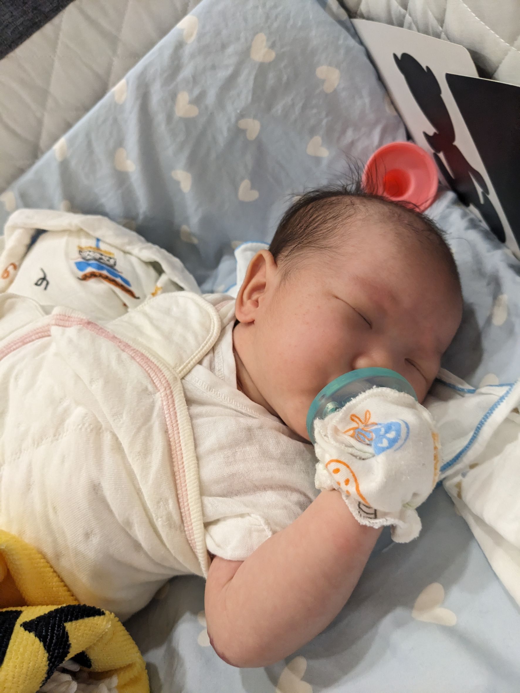 嬰兒床內的媽媽餵床墊搭配可愛的愛心床單❤️