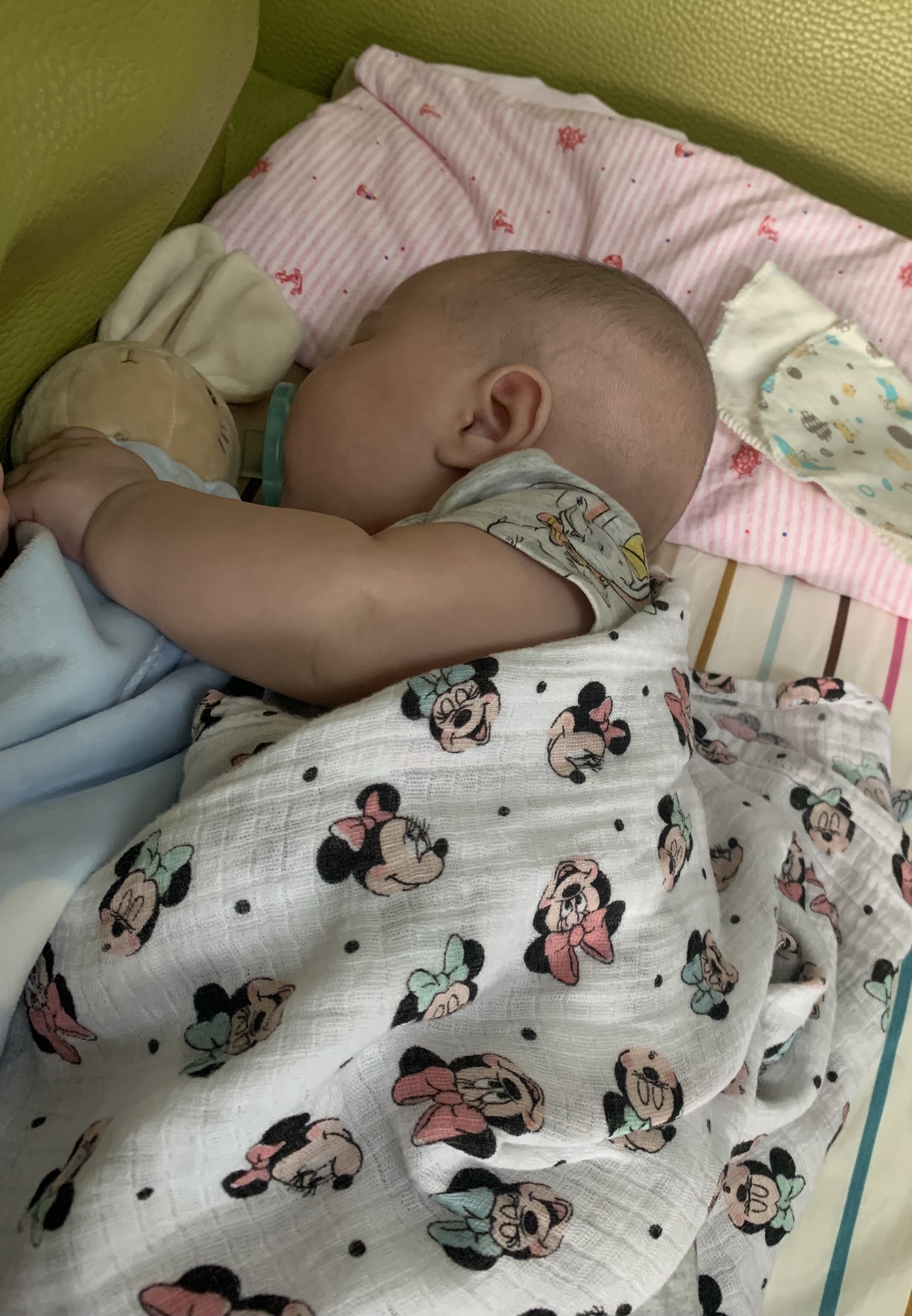 連沙發只要媽媽餵床墊放上去也是可以睡的很安穩