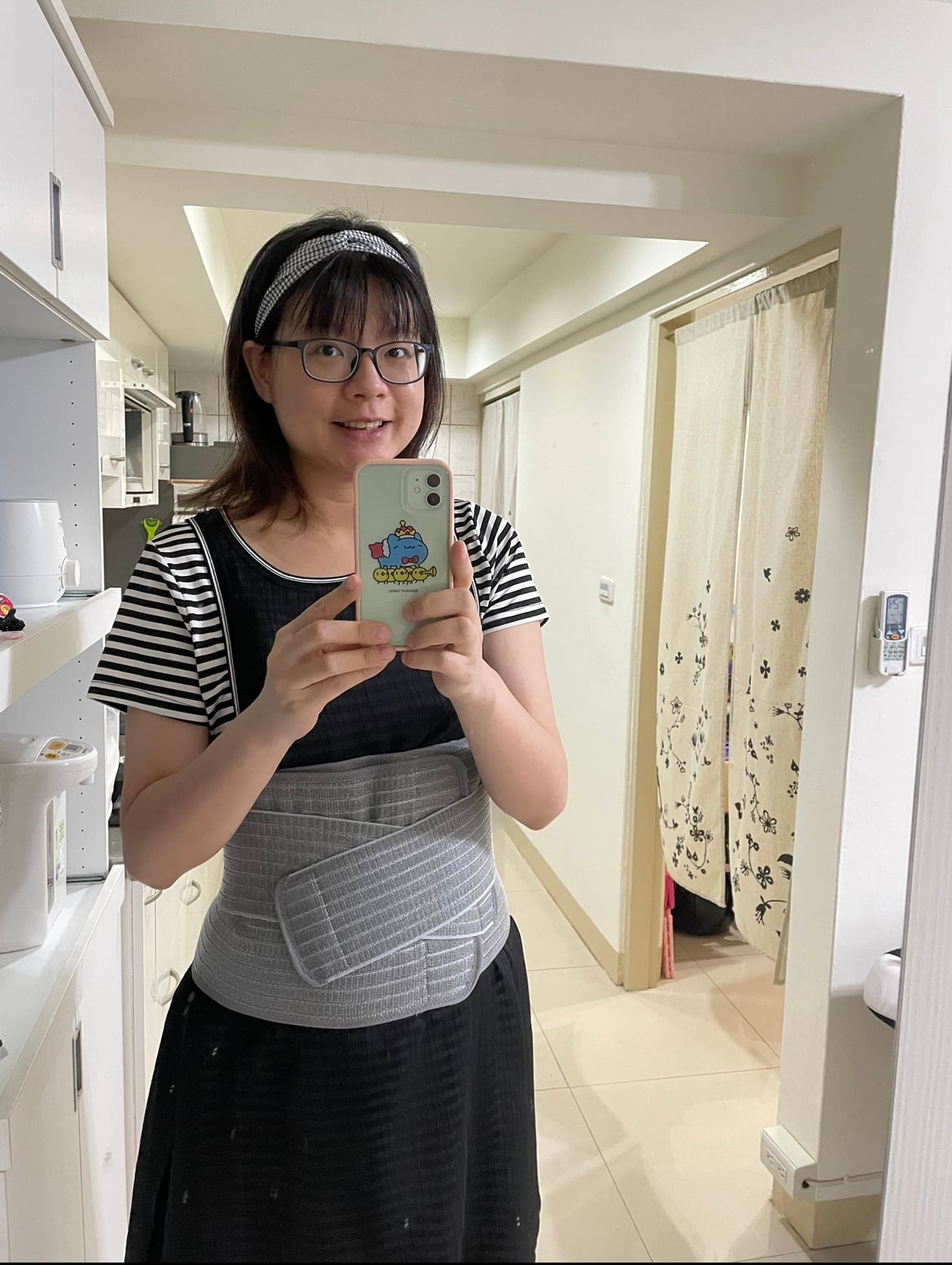 媽媽餵束腹帶