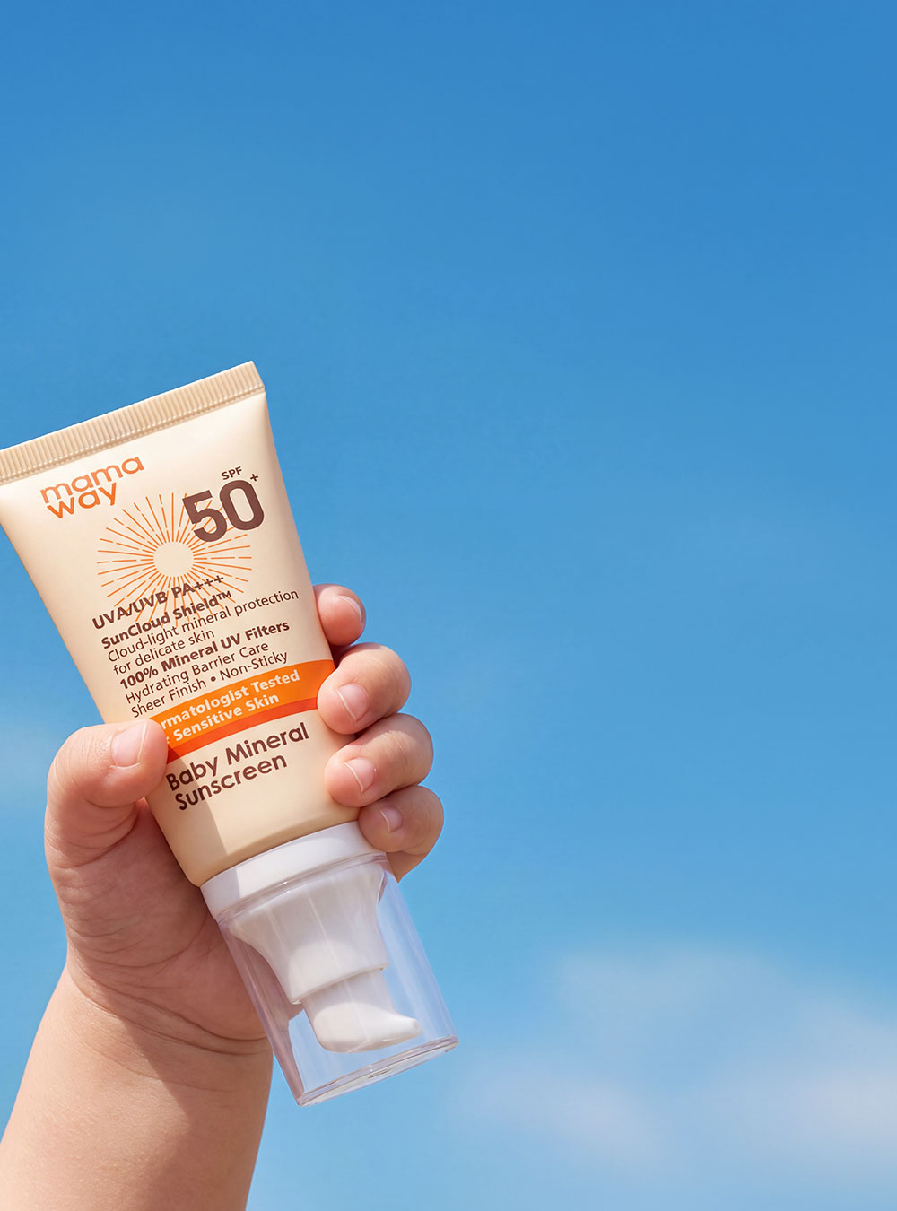 Mamaway嬰兒低敏輕透物理防曬乳產品特色圖，SPF50+ PA+++、100% 礦物防曬與輕盈不黏膩質地說明