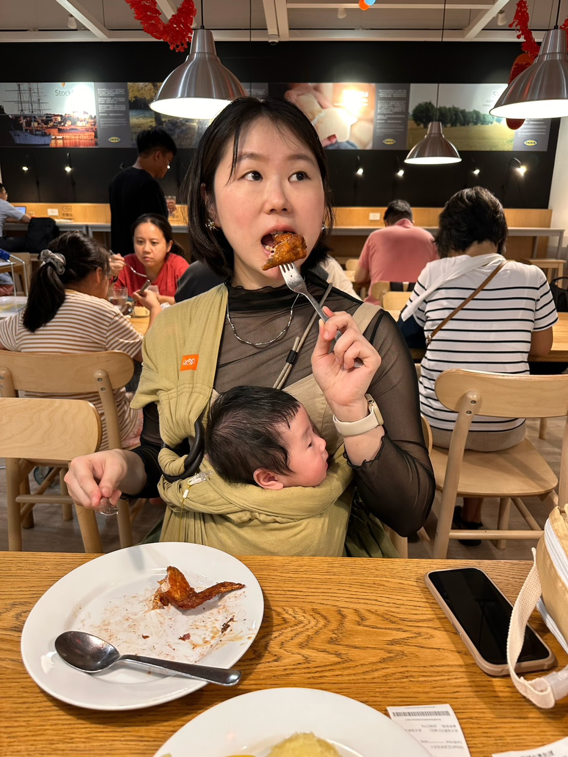 揹著背巾繼續吃飯